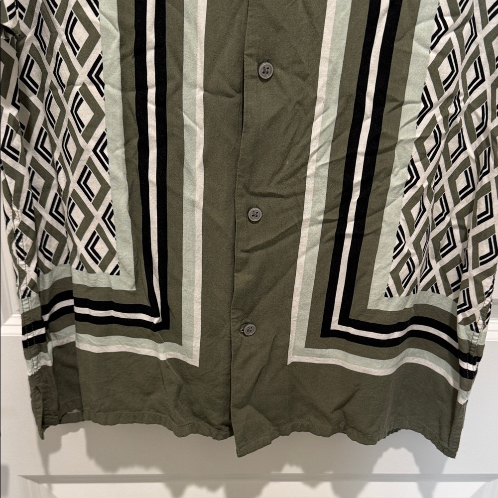 Express Geometric Patterned Button-Up Shirt - Picture 4 of 4